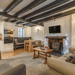  Holiday home Entire 2 Bedroom In