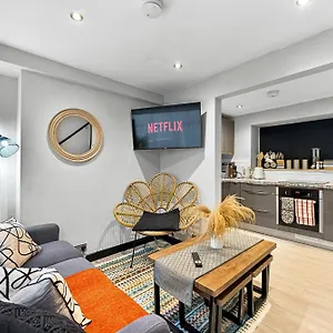  Holiday home 30 Percent Off! Elegant Of - Sleeps 5